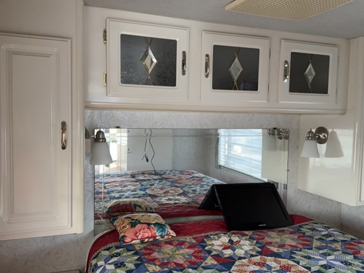#3003-•-1996-freightliner-scenic-cruiser-38'-motor-home-image-60