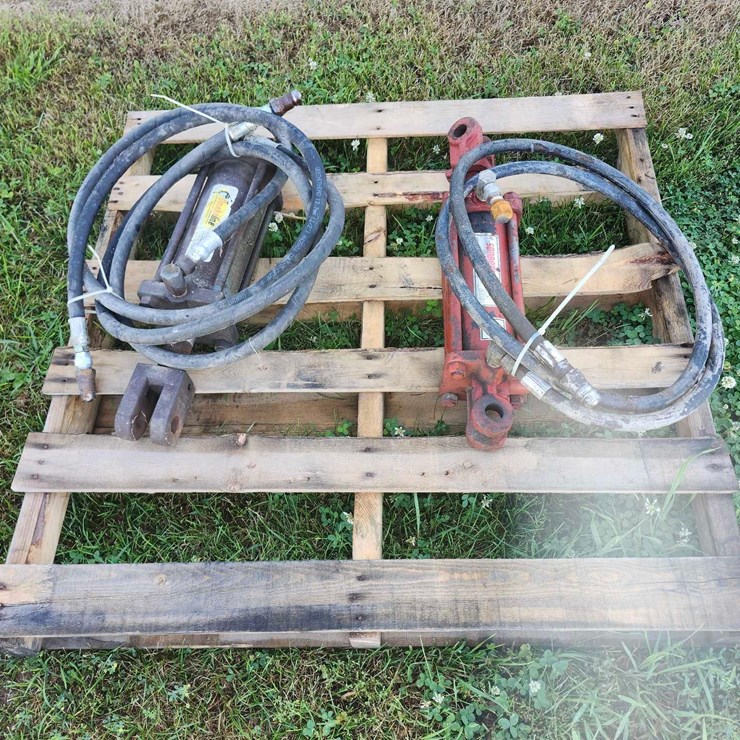 2 hydraulic cylinders