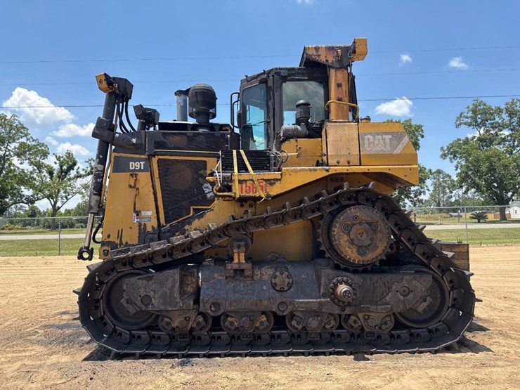 2011-caterpillar-d9t-image-1