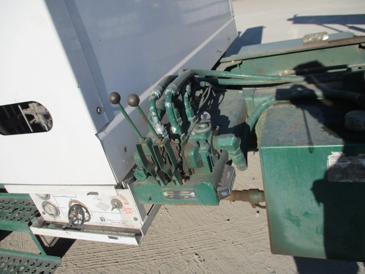 2005-freightliner-fl70-image-17