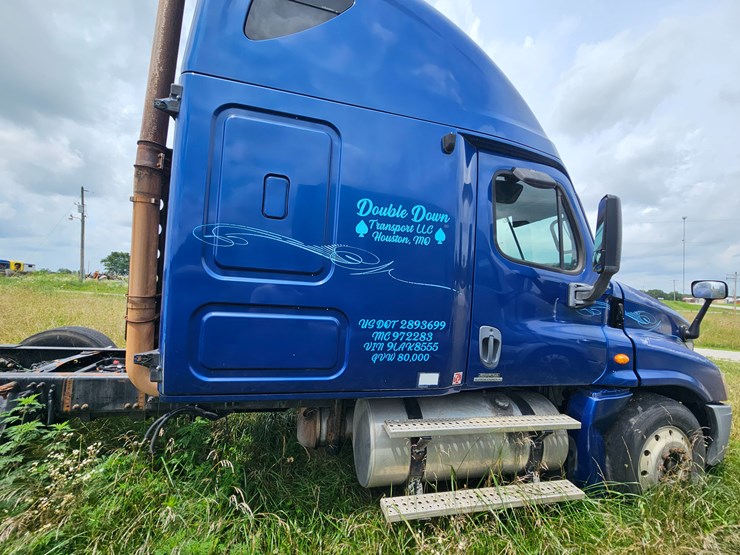 2009-freightliner-cascadia-125-image-24