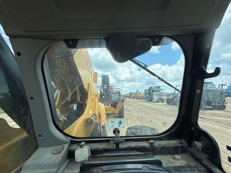 2020-caterpillar-tl1255d-image-34