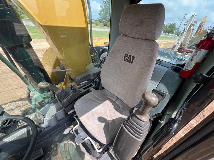 2011-caterpillar-m318d-image-28