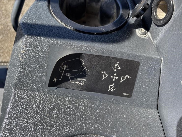 2020-deere-410l-image-39
