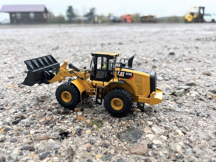 #90-•-cat-950m-wheel-loader-1:50-scale-replica--die-cast-metal-+-2-bright-star-auction-camping-chairs-image-2