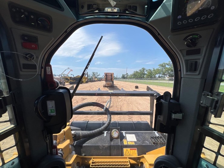 2024-caterpillar-299d3-xe-image-31