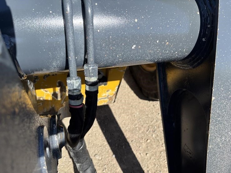 2020-deere-410l-image-13