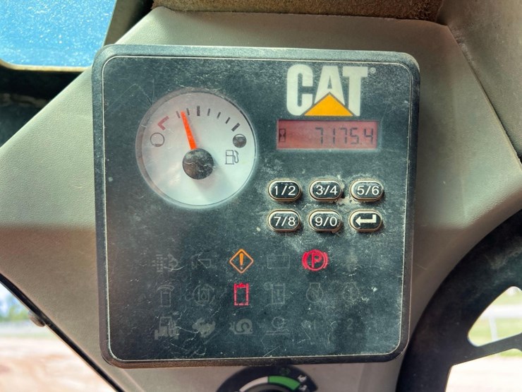 2014-caterpillar-242d-image-31