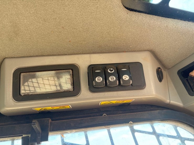 2017-caterpillar-299d2-xhp-image-31