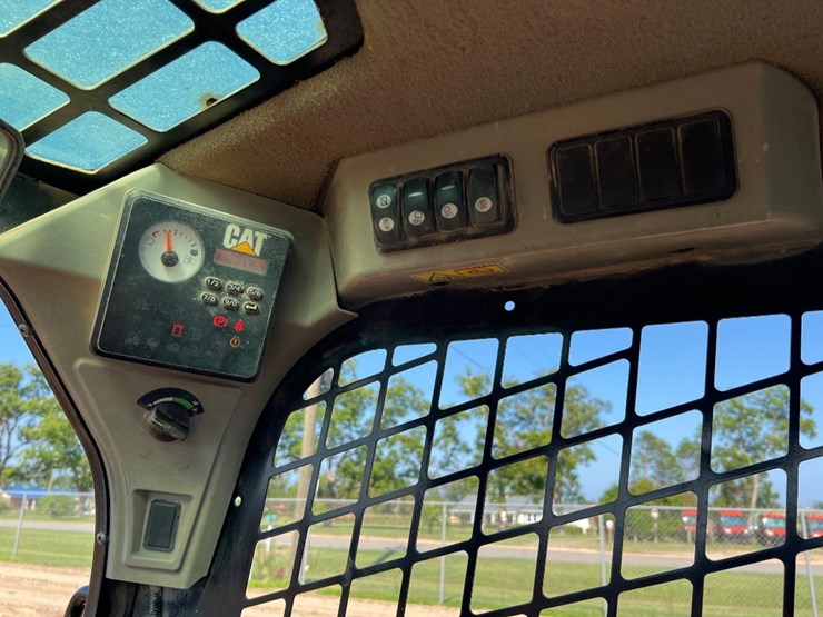 2014-caterpillar-242d-image-26