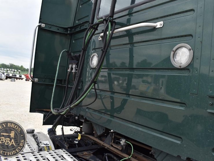 2017-volvo-vnl64t300-image-38