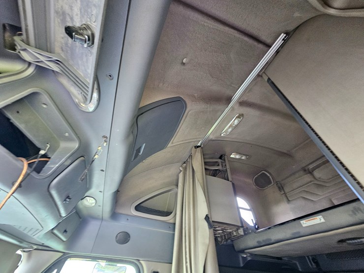 2009-freightliner-cascadia-125-image-68