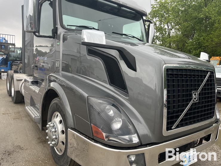 2014-volvo-vnl42t300-image-16