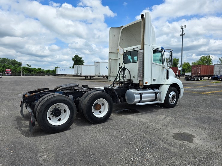 2013-freightliner-columbia-112-image-32