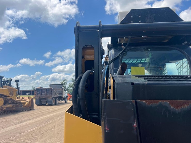 2021-caterpillar-259d3-image-14
