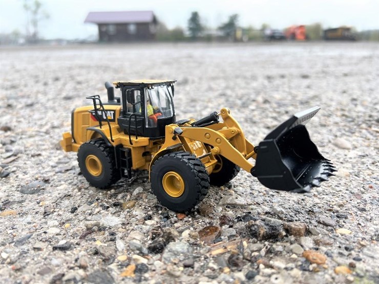 #90-•-cat-950m-wheel-loader-1:50-scale-replica--die-cast-metal-+-2-bright-star-auction-camping-chairs-image-4