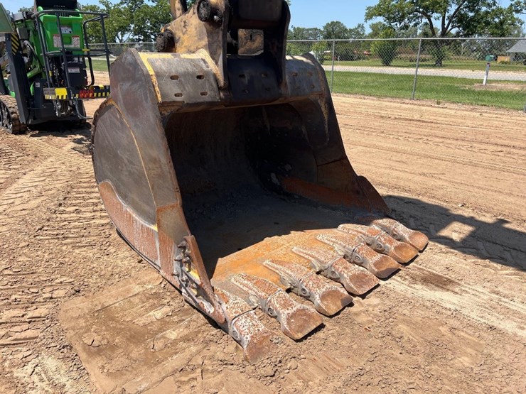 2013-deere-470g-lc-image-22