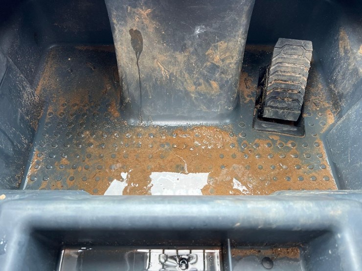 2022-deere-320g-image-27