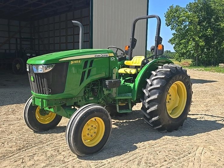 2015-john-deere-5065e-image-1