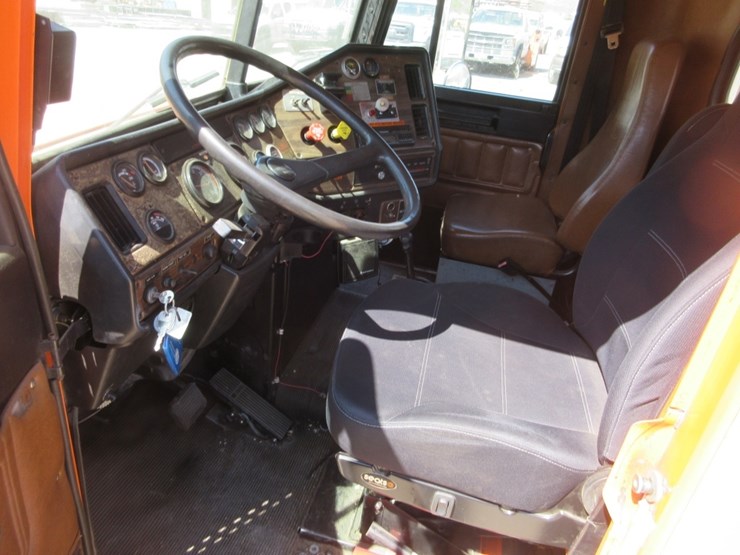 1993-freightliner-fld120-image-8