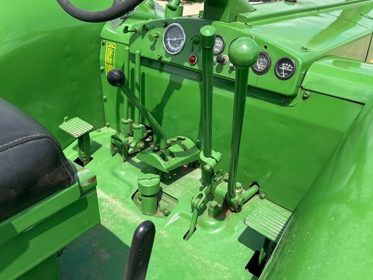 john-deere-820-image-10