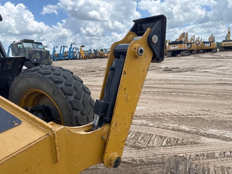 2020-caterpillar-tl1255d-image-18