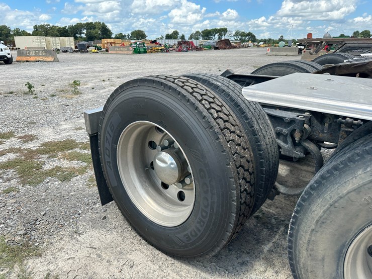 2003-peterbilt-379-image-11