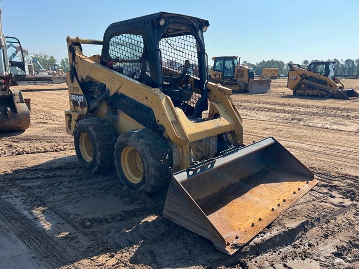 2014-caterpillar-242d-image-6