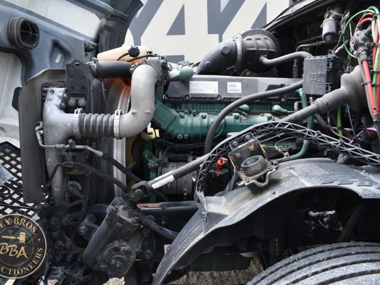 2017-volvo-vnl64t300-image-44