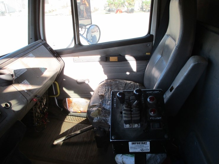 2005-freightliner-fl70-image-8