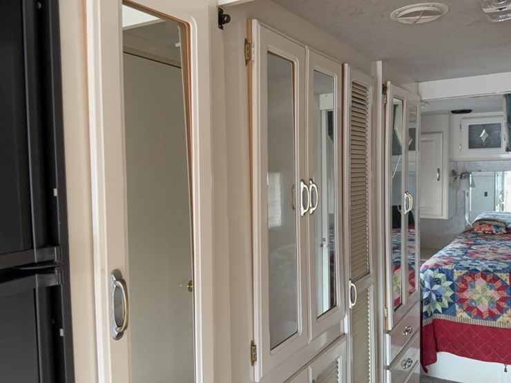 #3003-•-1996-freightliner-scenic-cruiser-38'-motor-home-image-62