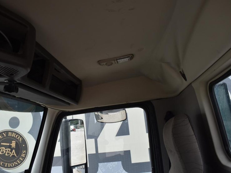 2017-volvo-vnl64t300-image-61