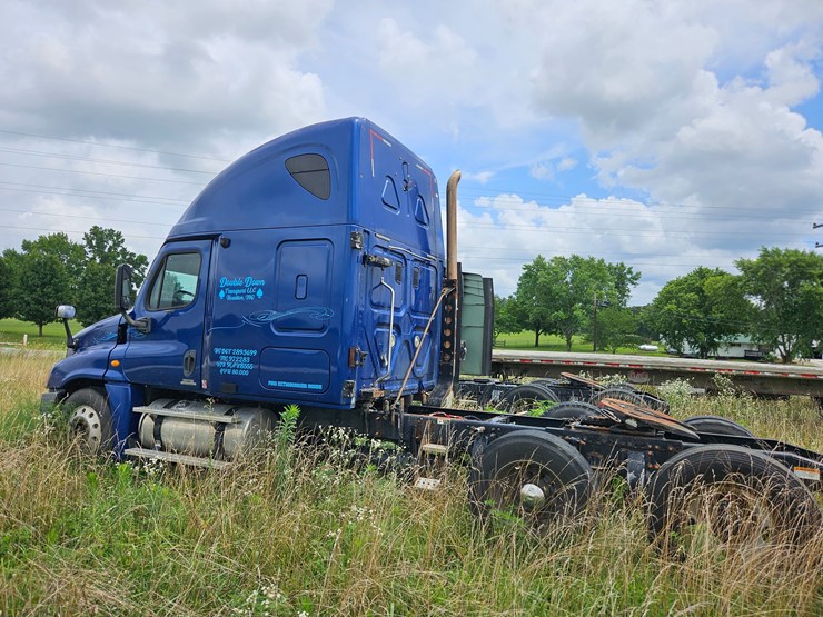 2009-freightliner-cascadia-125-image-10
