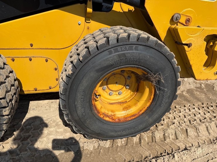 2019-caterpillar-236d3-image-9
