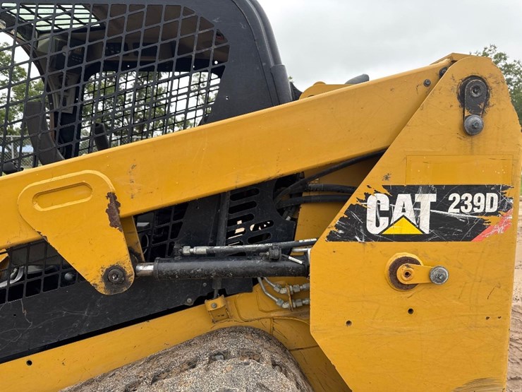 2018-caterpillar-239d-image-17