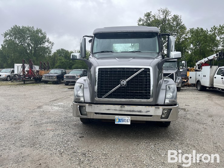 2014-volvo-vnl42t300-image-2