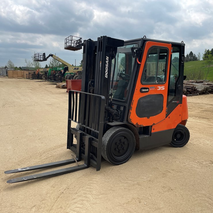 #110 • 2013 Doosan 5000 Lbs. Forklift