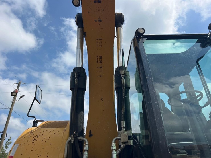 2011-caterpillar-m318d-image-14