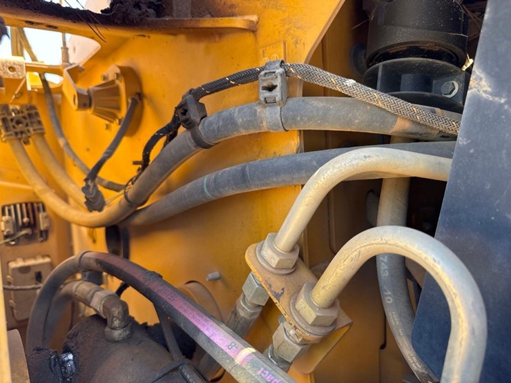 2020-caterpillar-279d3-image-19
