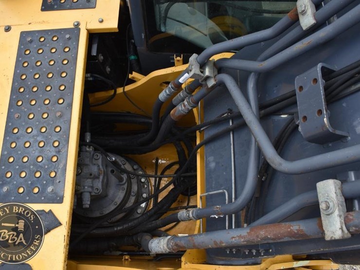 2013-deere-350g-lc-image-36