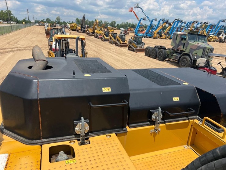 2016-caterpillar-335fl-image-18