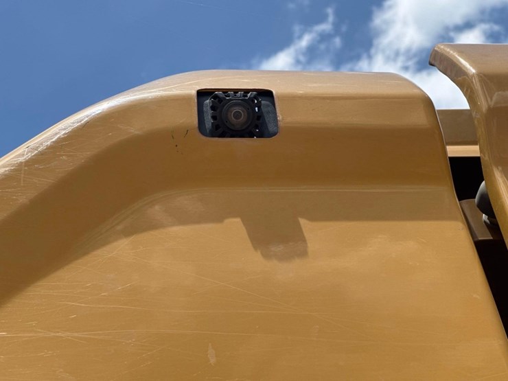 2020-caterpillar-326-image-19