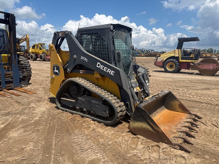 2023-deere-317g-image-4