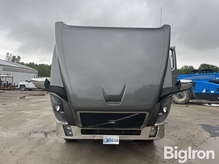 2014-volvo-vnl42t300-image-9