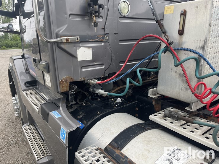 2014-volvo-vnl42t300-image-12