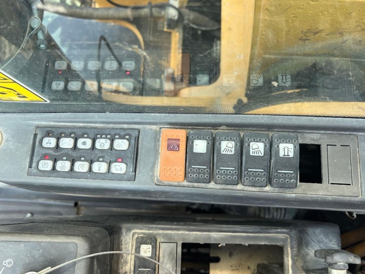 2011-caterpillar-m318d-image-30