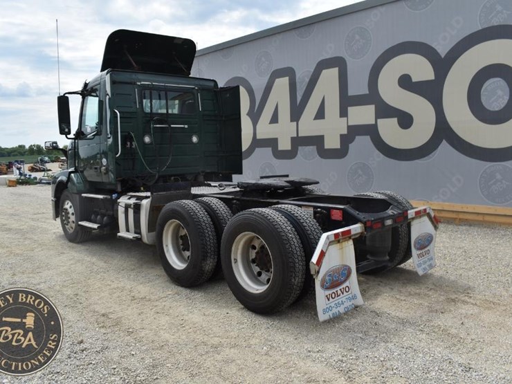 2017-volvo-vnl64t300-image-13