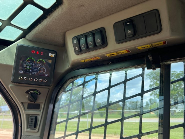 2021-caterpillar-299d3-image-30