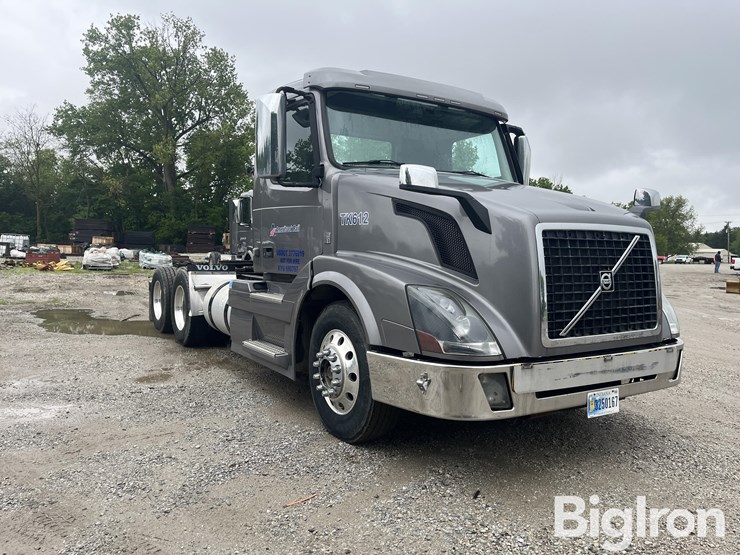 2014-volvo-vnl42t300-image-3