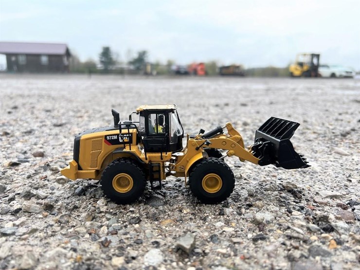 #90-•-cat-950m-wheel-loader-1:50-scale-replica--die-cast-metal-+-2-bright-star-auction-camping-chairs-image-3